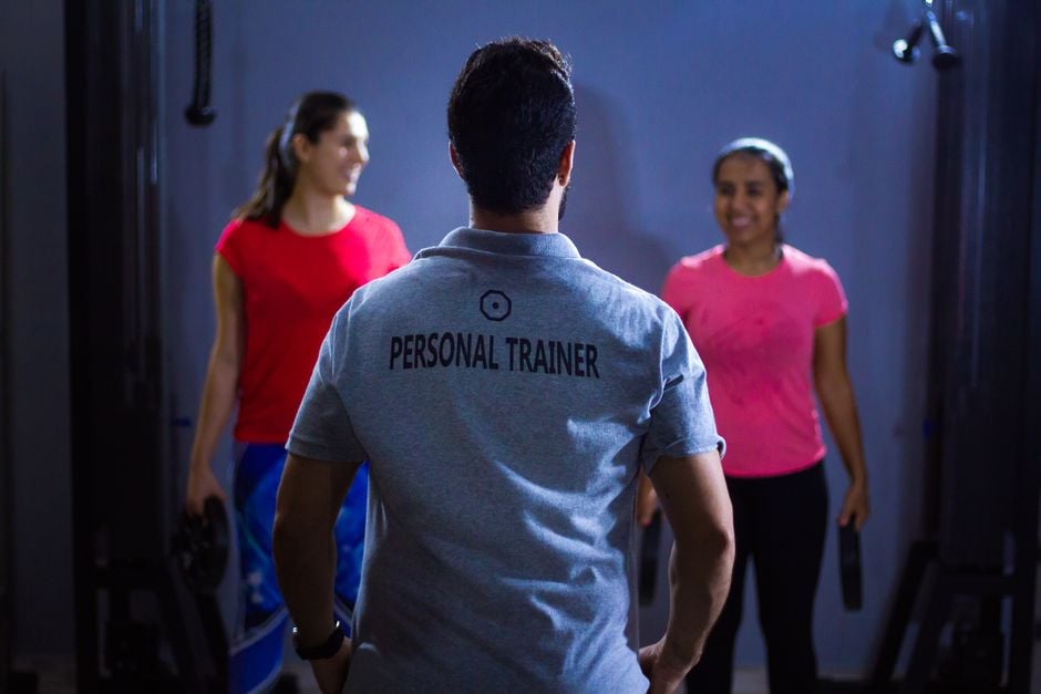 professional-fitness-training-your-ultimate-guide-to-group-classes-and-personal-coaching-image Professional fitness training session in a modern gym